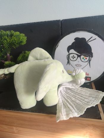 Peluche éléphant vert doudou mouchoir blanc lange gaze bruissant kimbaloo marron