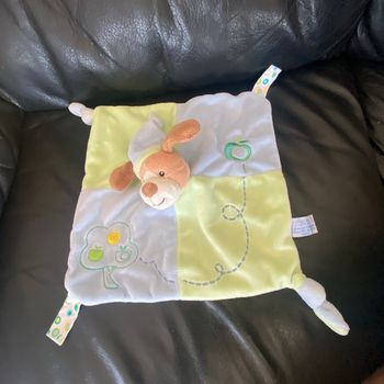 Doudou Plat Chien Bonnet Bleu Vert Pomme Arbre GIPSY 24*24cm