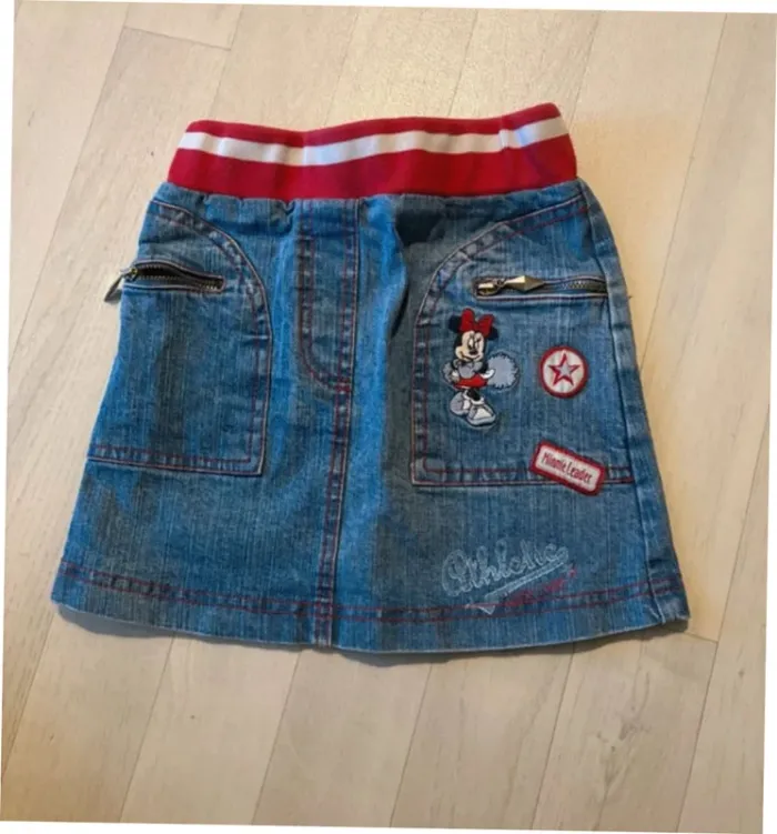 Jupe 3 ans en jean Minnie avec poches zippe , ceinture rouge et blanche