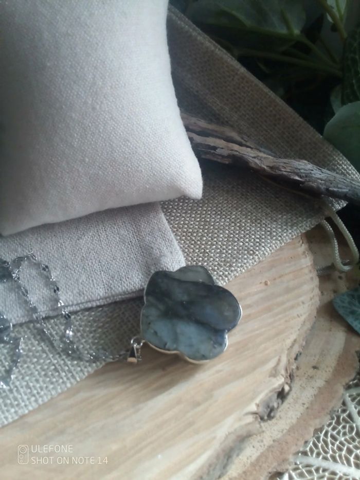 Collier protection pendentif en pierre de labradorite taillée à la main en rose - photo numéro 5