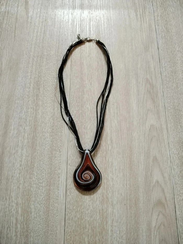 Collier avec pendentif en verre (ou similaire)
