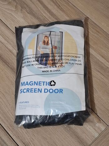 Porte moustiquaire magnétique pour protection contre les insectes noir