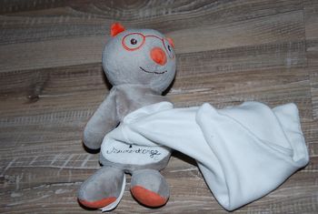 Doudou écureuil renard raton laveur à lunette sucre d'orge avec mouchoir gris