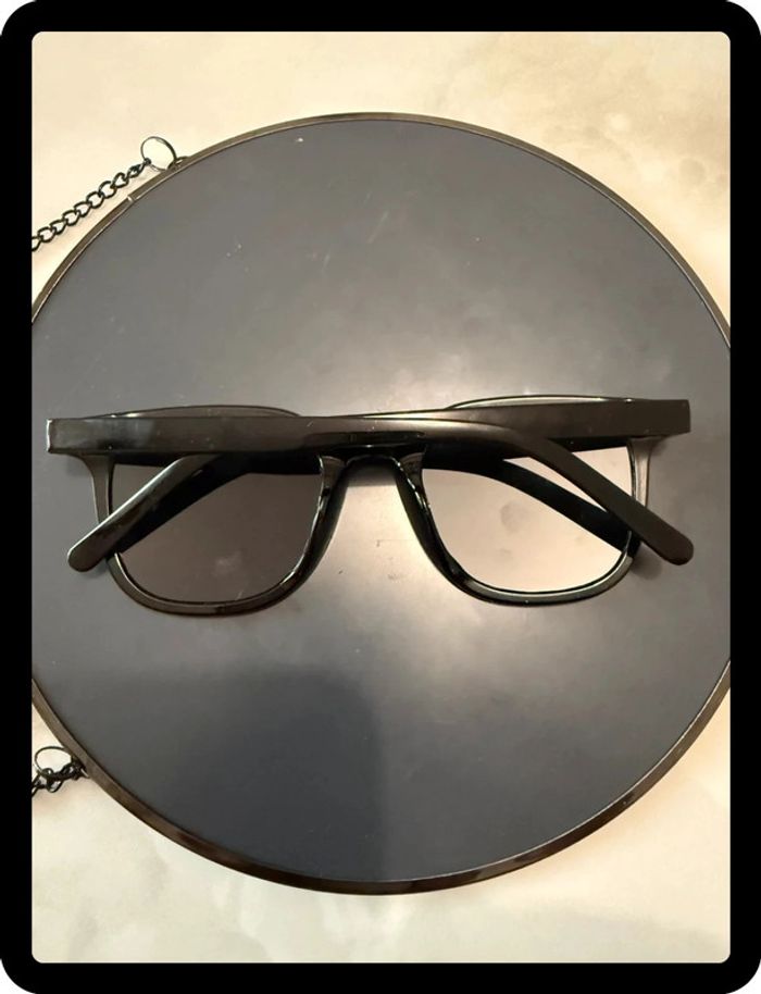 Lunette de soleil noire - photo numéro 2