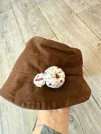 Chapeau unique fait main en velour petite cote