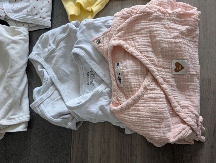 Lot de 15 bodies taille 12mois cache coeur pour la plus part - photo numéro 8