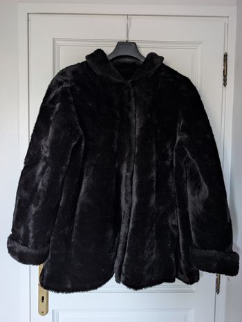 Manteau noir à fausse fourrure taille L