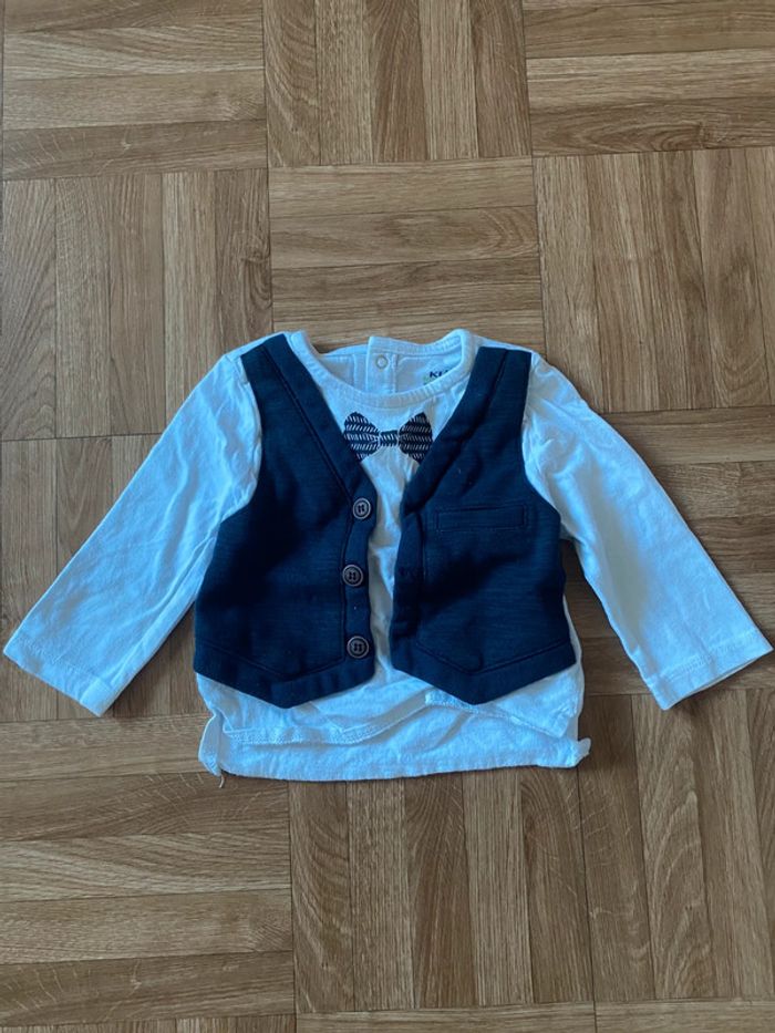 Blazer sans manches intégré sur t shirt Kiabi taille 6 mois