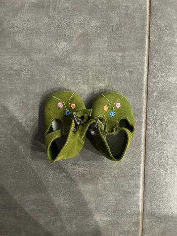 Chaussure pour bébé kaki fleuri