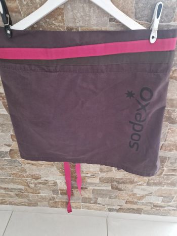 1 tablier marron sodeo avec lien rose