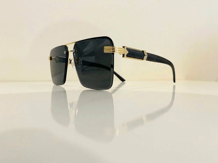 Lunette de soleil mixte verres noirs bras effet bois taille moyenne - photo numéro 4
