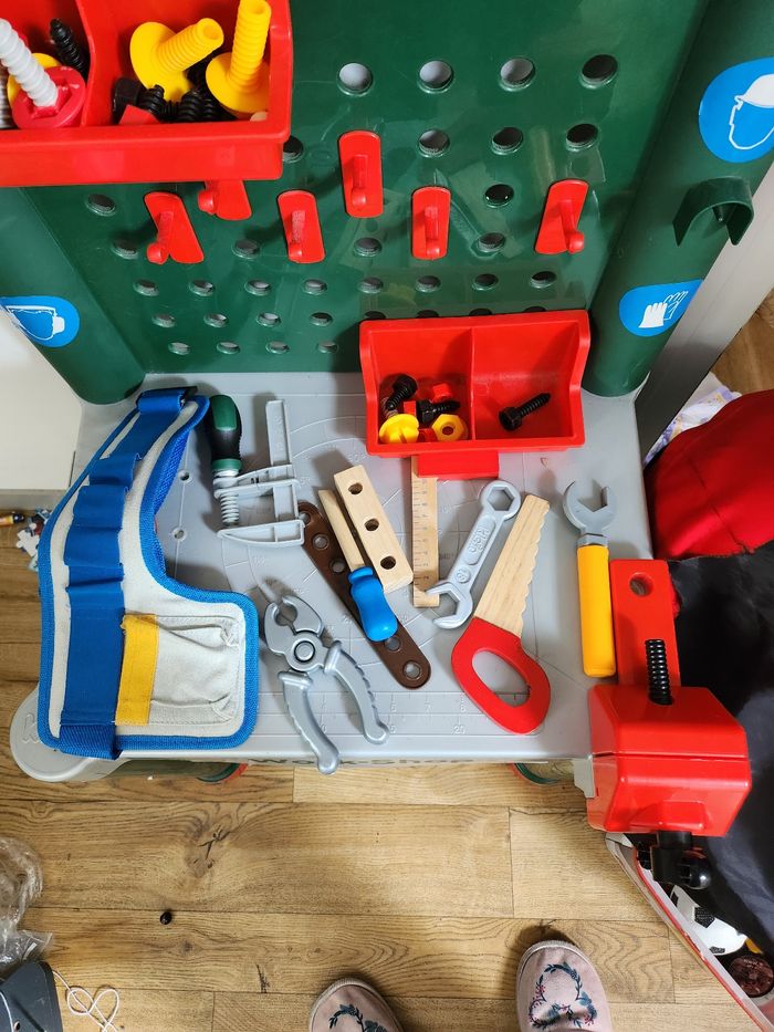 Établi enfant avec quelques accessoires