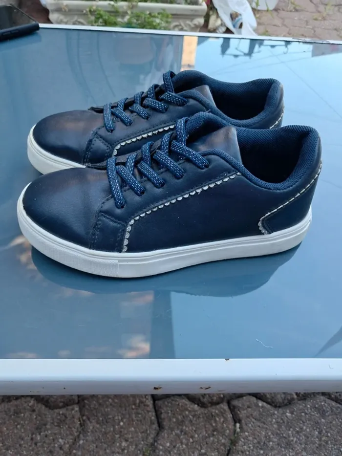 Belles baskets 👟 bleu marine avec liseré brillant en surpiqures, lacets elastiqués - T31 - La Halle - photo numéro 3