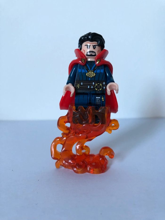 Figurine type lego Dr Strange. Marvel