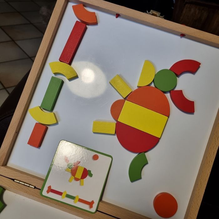 valise en bois DJECO avec figures magnétiques en bois - photo numéro 4