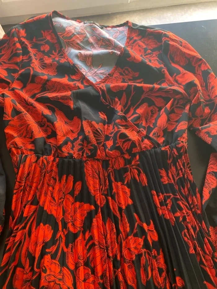 Robe noir et rouge à fleurs neuve - photo numéro 3