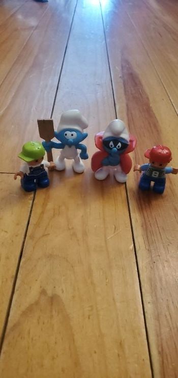 Lot 4 figurines
