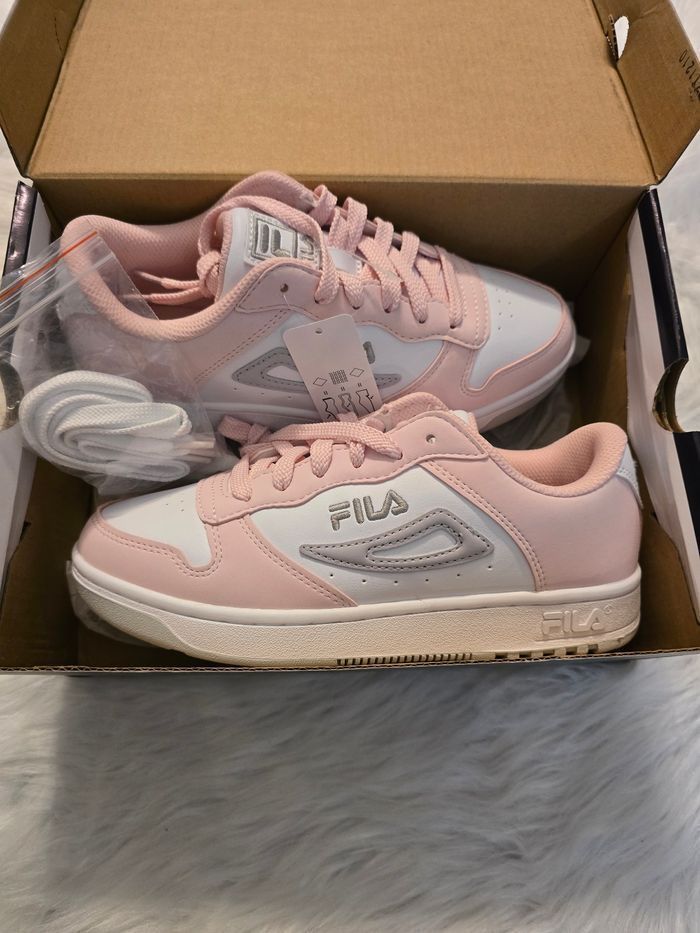 NEUVES (non portées) 💜💜😍😍 superbes baskets fila pointure 36 fille 💜💜😍😍