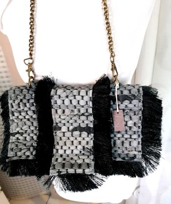 Sac à main cuir tressé couleur noir et blanc  bandoulière chaîne. Neuf. Bradé. 
