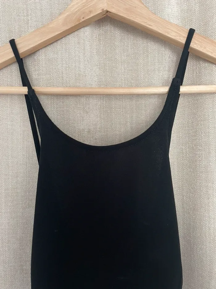 Robe noire dos nu - photo numéro 2