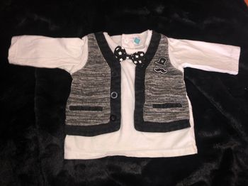 T-shirt avec noeud papillon et gilet intégré,porté une seule fois.