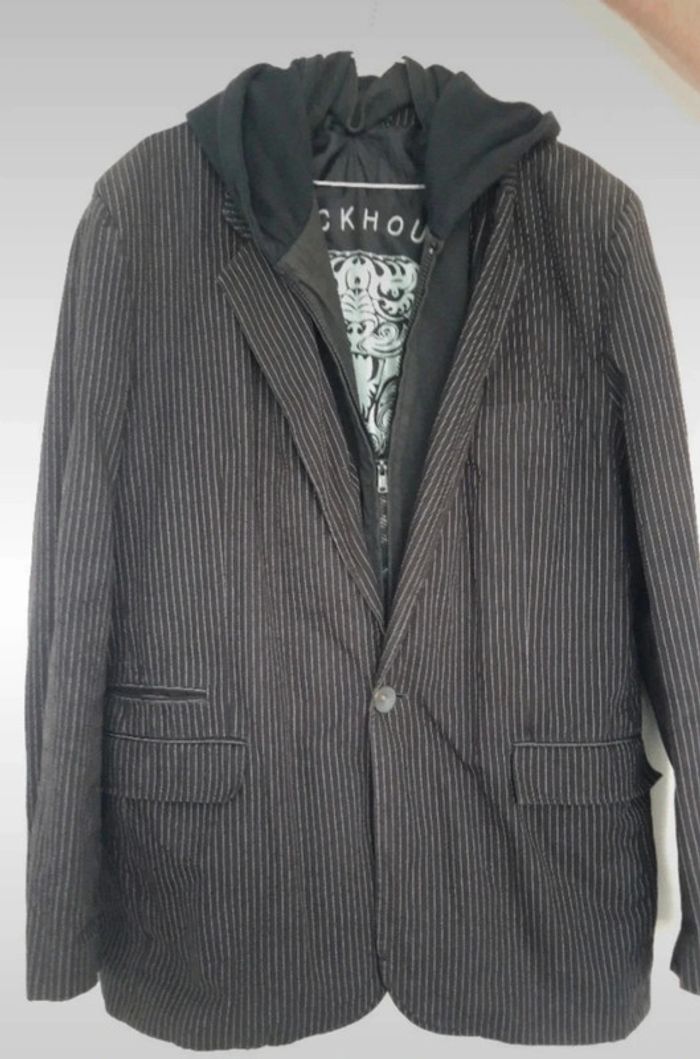 veste noire de costume avec sweat intégré à capuche