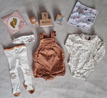 Ensemble Sergent Major ivoire & camel rosé :
body + barboteuse camel + collant + bandeau 9M (TBE)
