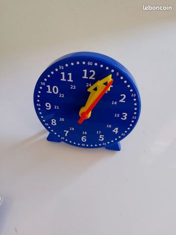 Horloge bleue pour apprendre l'heure