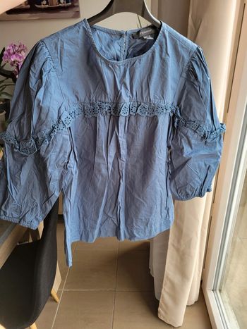 Blouse bleu à broderie