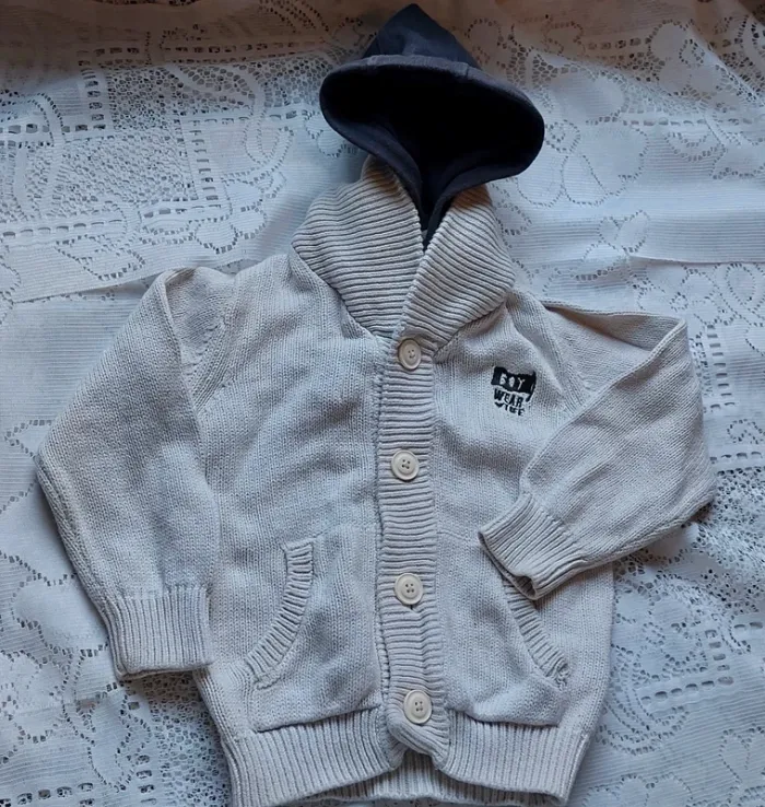 Gilet gris et beige avec capuche - doux et chaud, Kiabi, en très bon état, taille 4ans