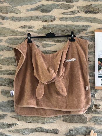 Cape de bain de la marque Jolene neuf avec étiquette personnalisée au prénom. Charlie.