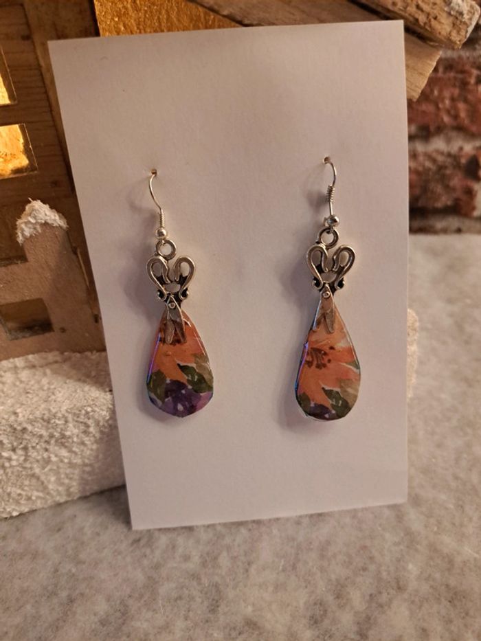 Boucles d'oreilles pendante en résine florale et argenté - photo numéro 3