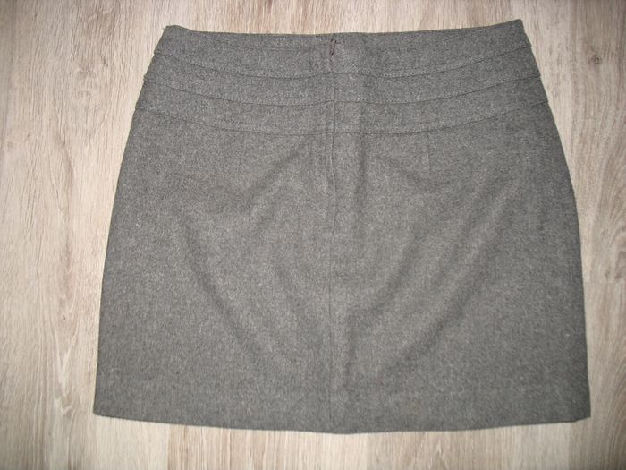 JUPE COURTE DROITE GRISE "H&M" - TAILLE 38 - n°06 - photo numéro 3