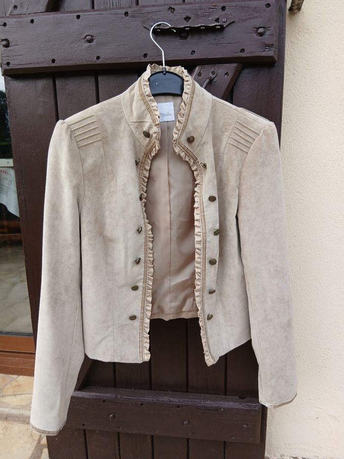 Veste cintrée imitation daim avec dentelles