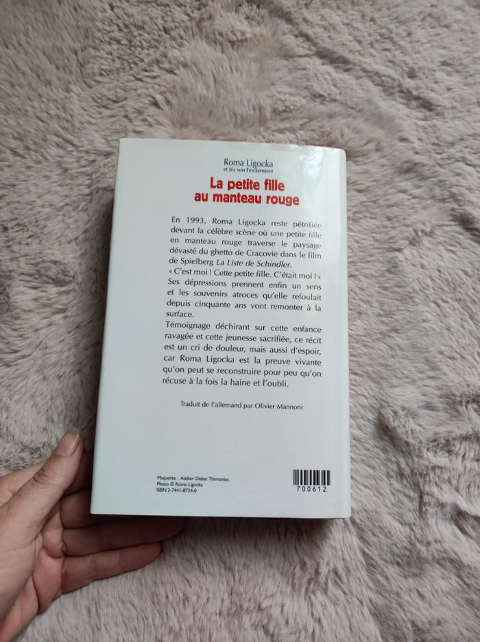 La petite fille au manteau rouge - photo numéro 3