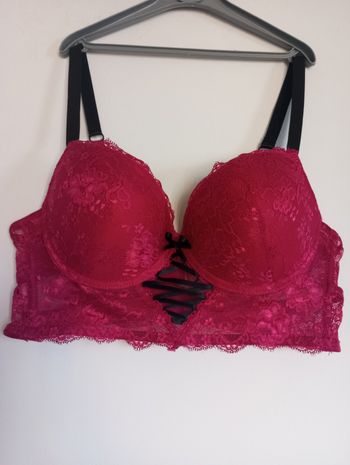 Soutien gorge neuf couleur framboise 