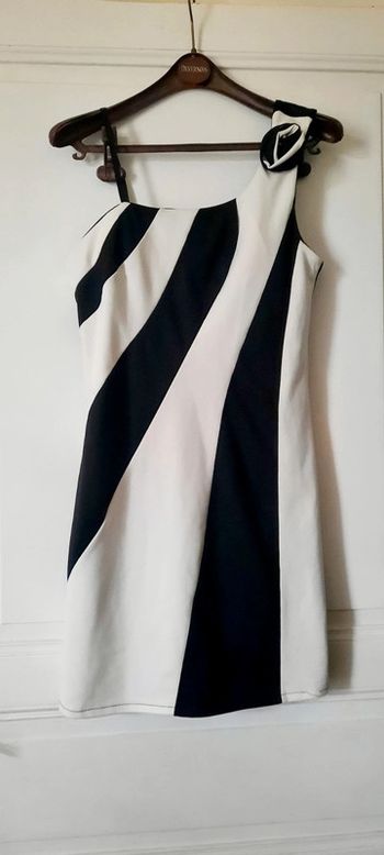 Robe noire et blanche