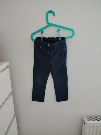 Jean bleu marine taille 3 4 ans