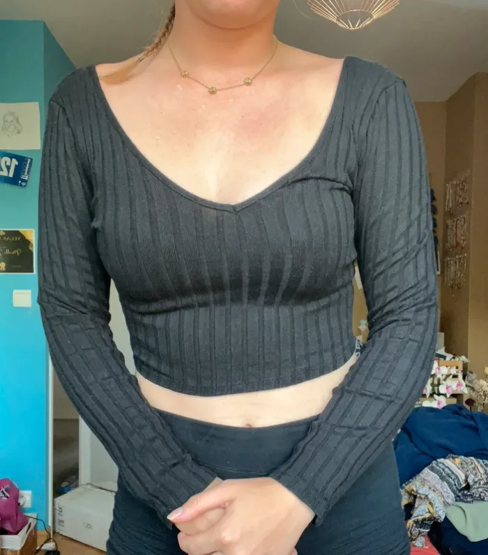 Crop top noir manches longues Bershka T.M – porté 1 fois - photo numéro 3