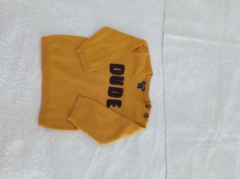 Pull couleur moutarde marque au marque Kiabi taille 6 mois