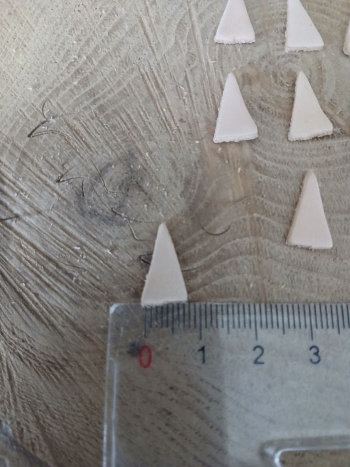 Lot de 35 petits triangles en cuir pour créations de bijoux - photo numéro 3