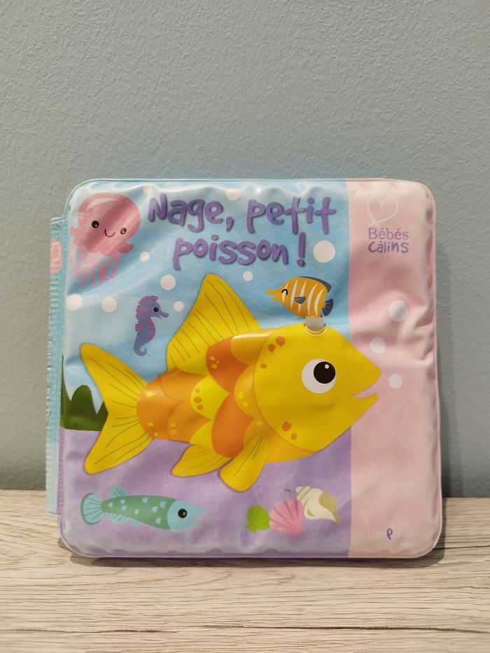 Livre de bain nage, petit poisson