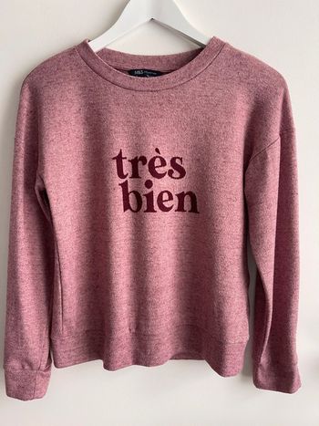Sweat Marks & Spencer couleur vieux rose chiné avec inscription “très bien” en français