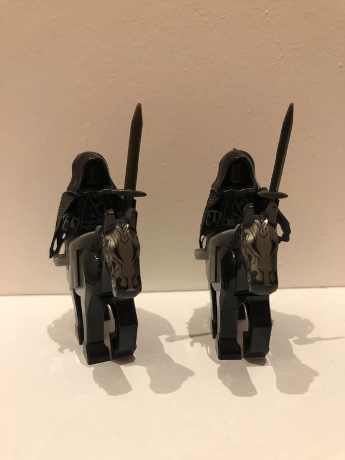 Figurine type lego 2 nazgul à cheval. Le seigneur des anneaux