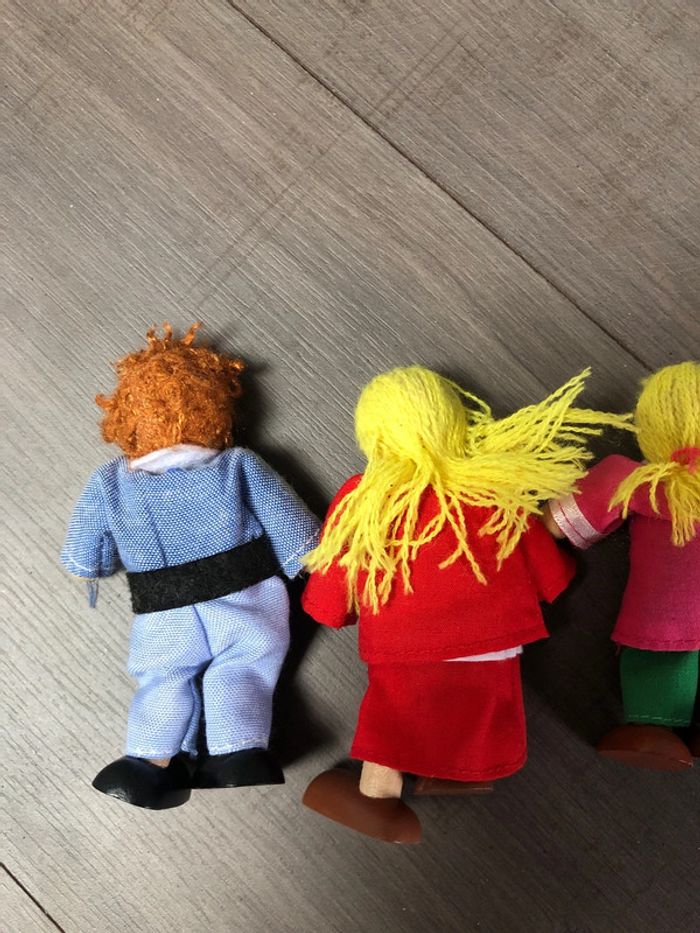 Petite famille de personnages articulés en bois - photo numéro 6