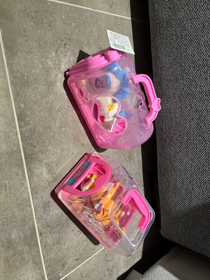 Lot de 2 boites avec peluches