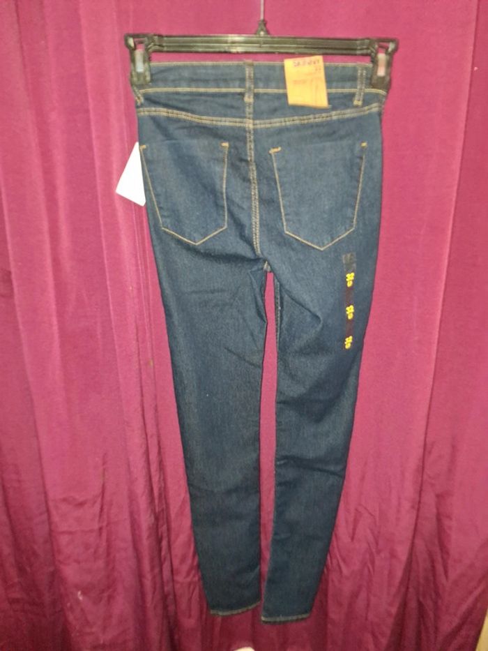 Jean neuf - photo numéro 2