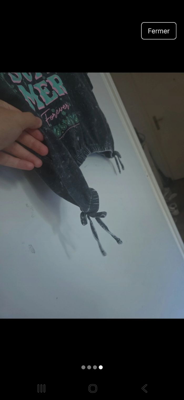 Tee-shirt gris/noir avec motifs et petits nœuds sur les côtés