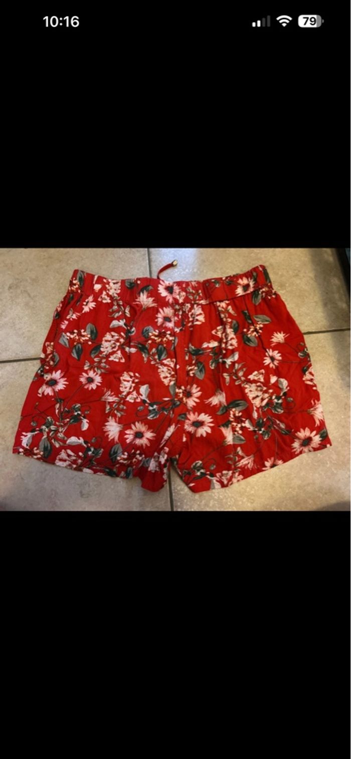 Short léger rouge fleuri - photo numéro 3
