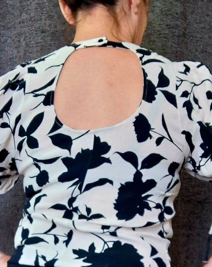 Top fleuri beige noir H&M taille S - photo numéro 3